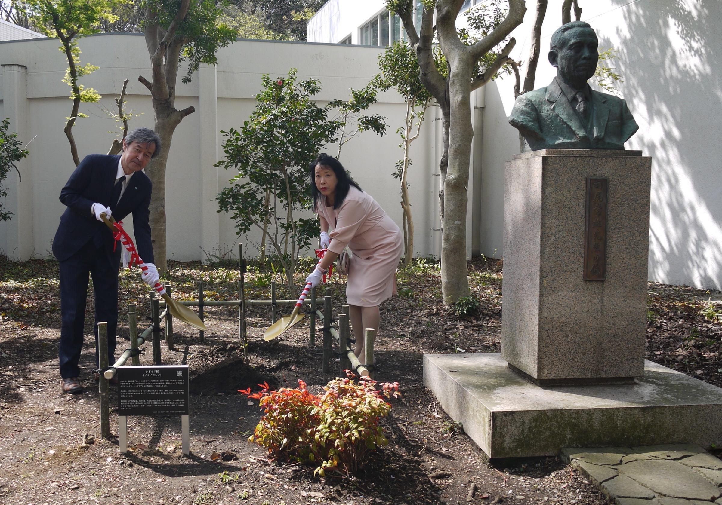 植樹をする梅原学長（左）と梅本代表理事（右）